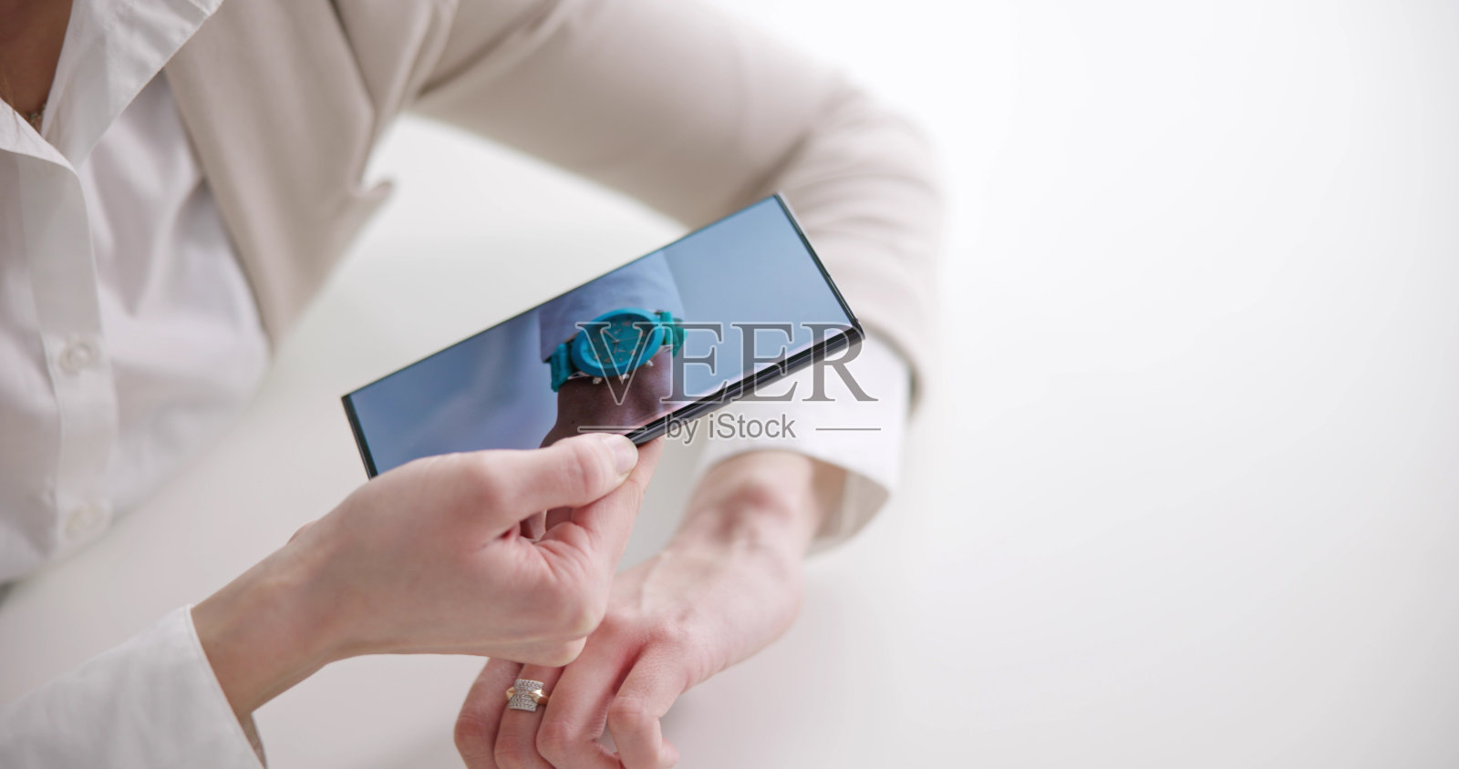 尝试虚拟时尚手表或手表在手照片摄影图片