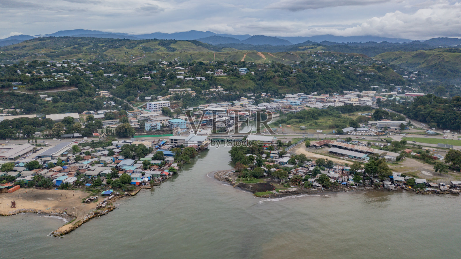 霍尼亚拉河口附近的定居点村庄。照片摄影图片
