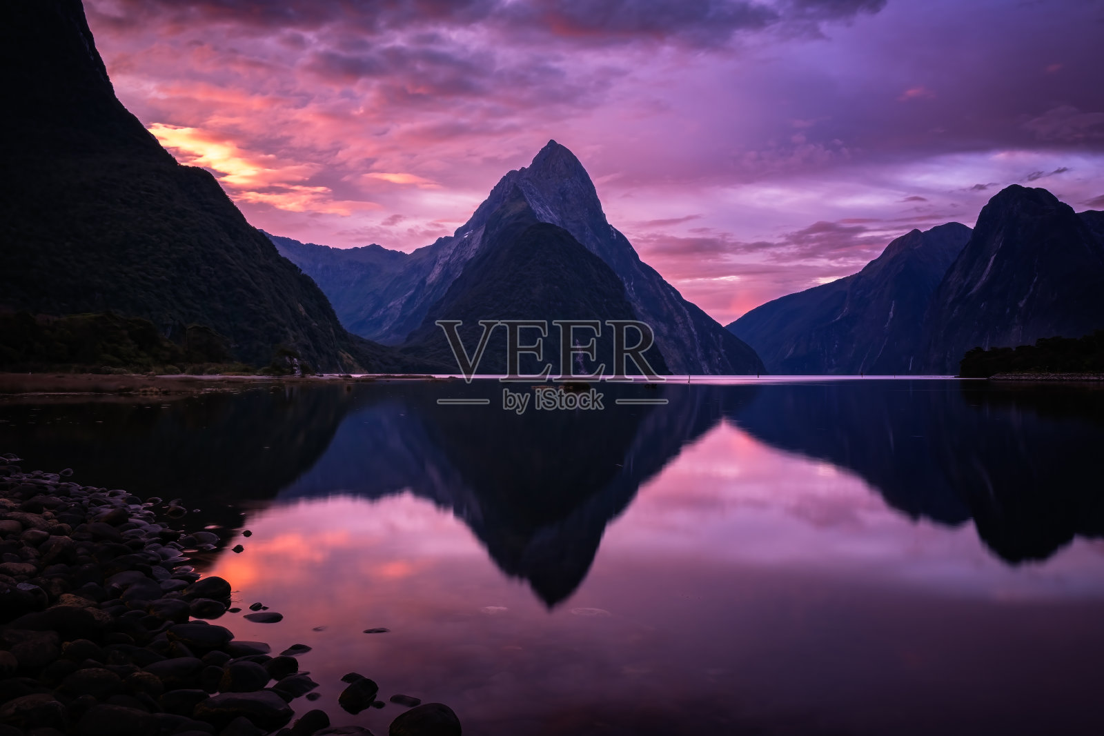 新西兰米尔福德湾的日落照片摄影图片