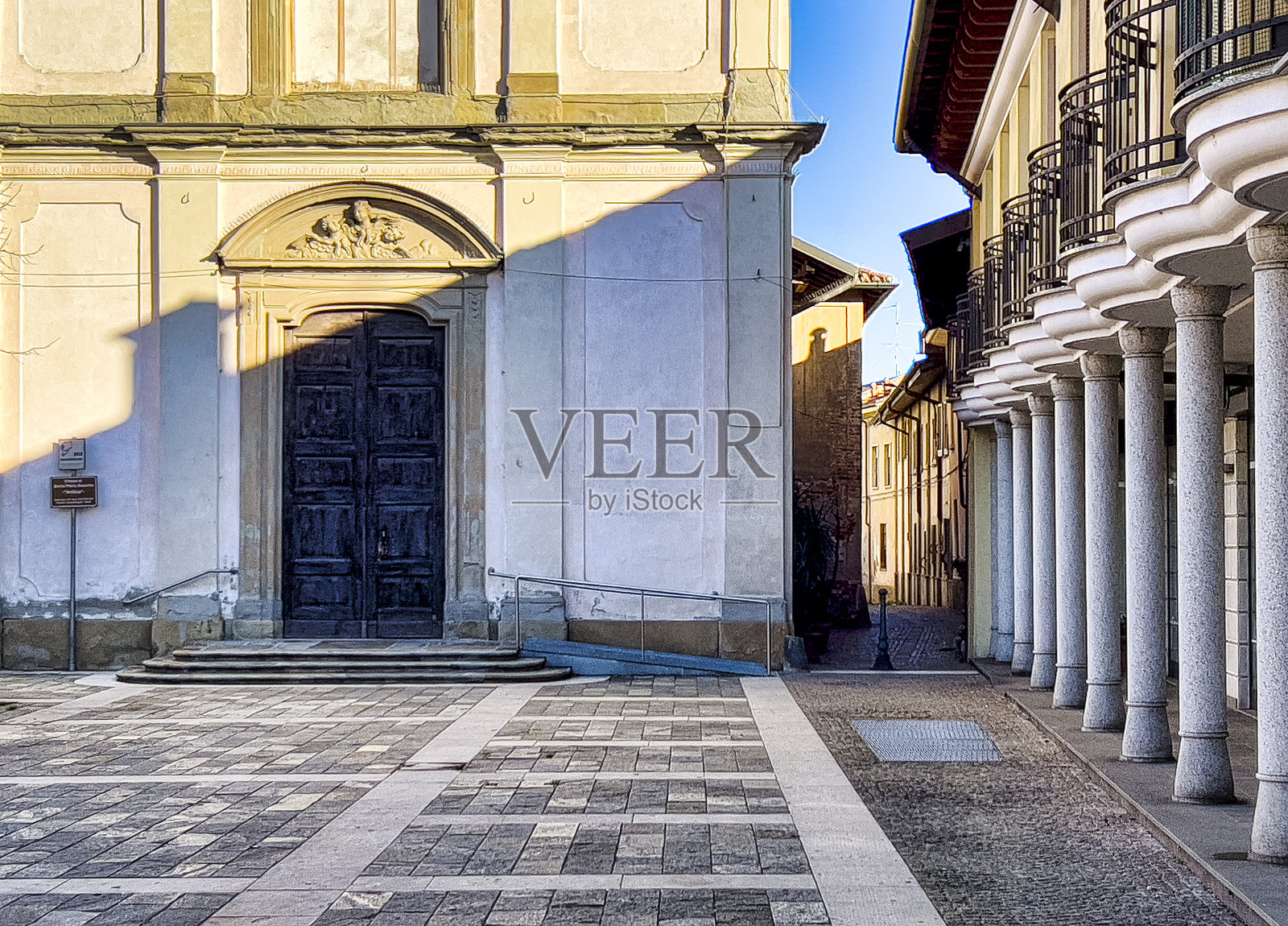 巷子里没有人跟教堂照片摄影图片