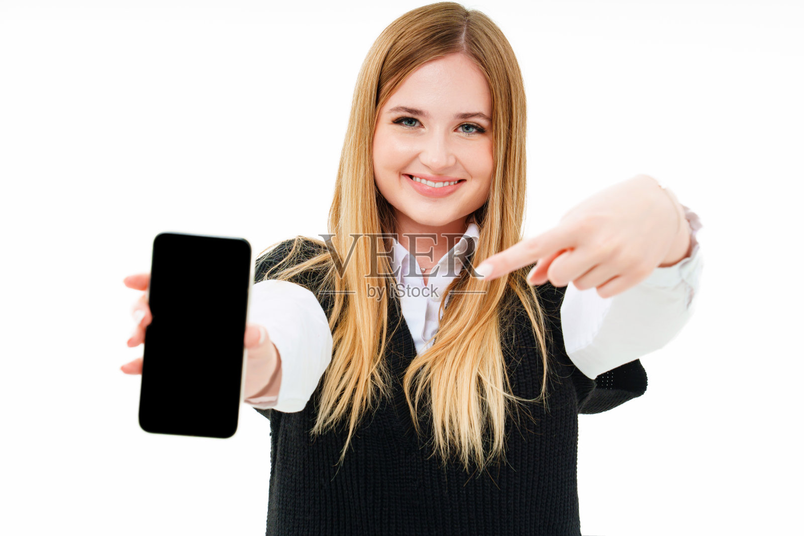 一位金发女郎在白色背景上展示了智能手机的空白屏幕。照片摄影图片