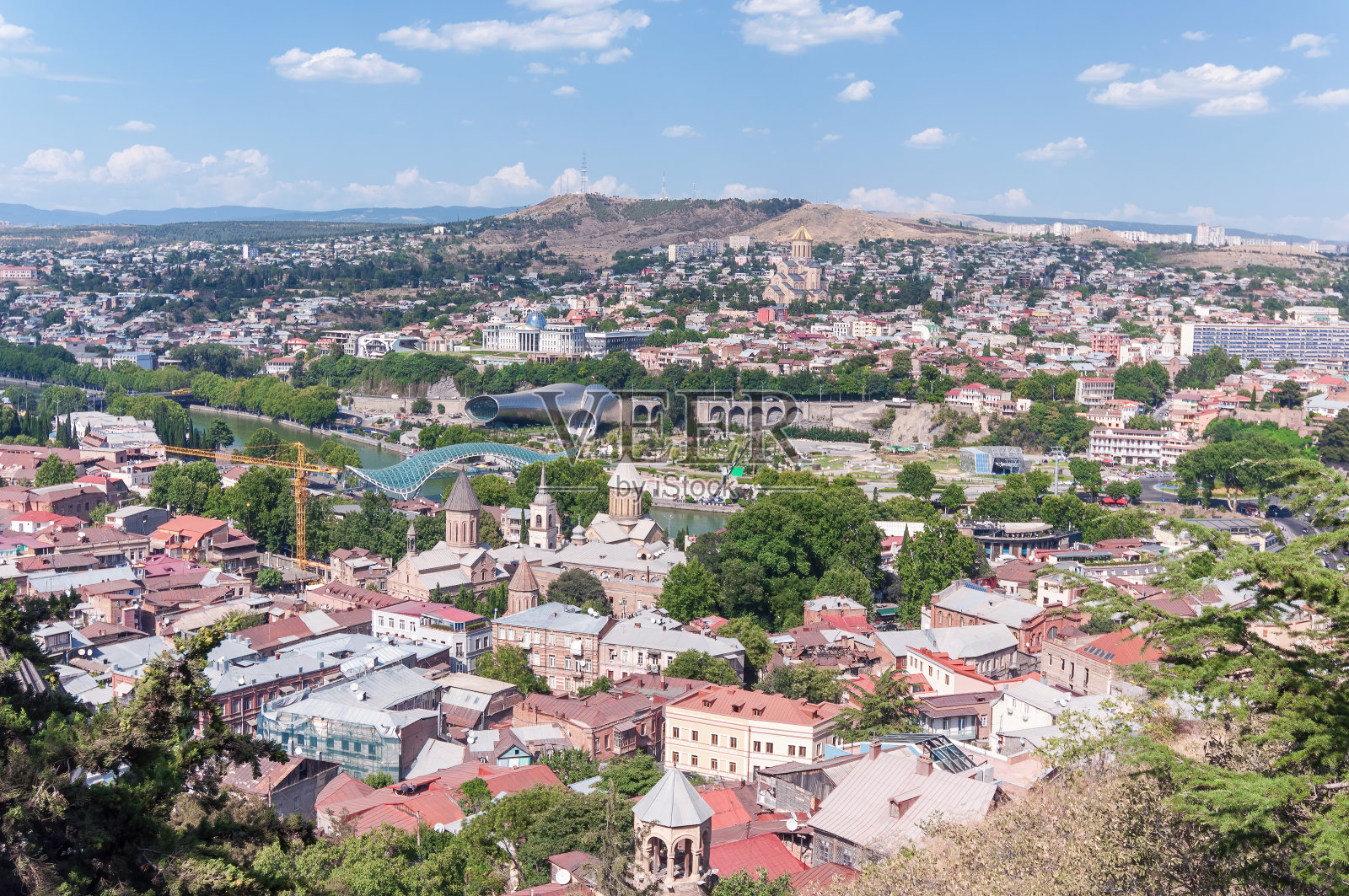 格鲁吉亚第比利斯历史部分的建筑视图。照片摄影图片