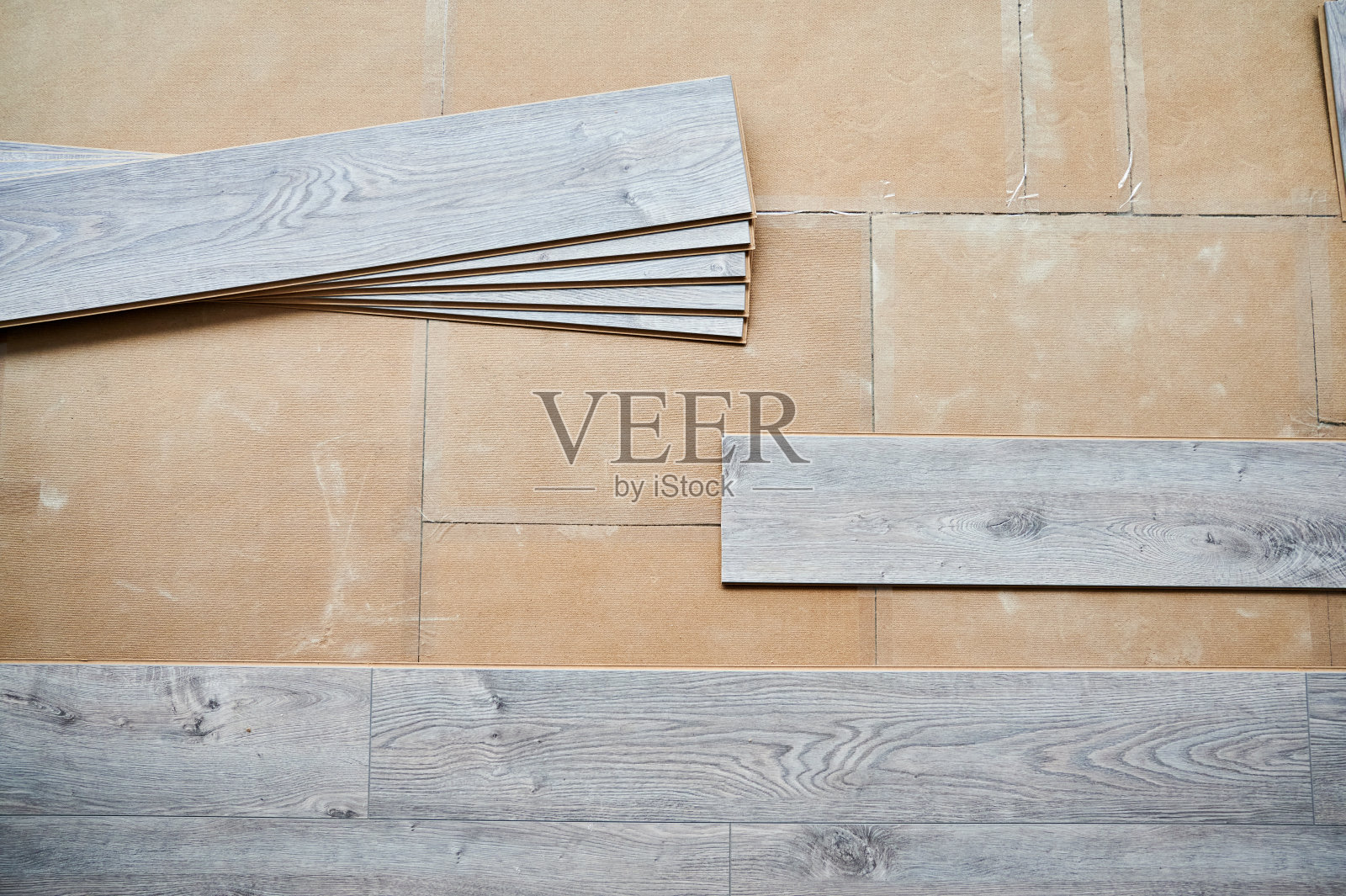 在地板衬垫上铺上木板。照片摄影图片