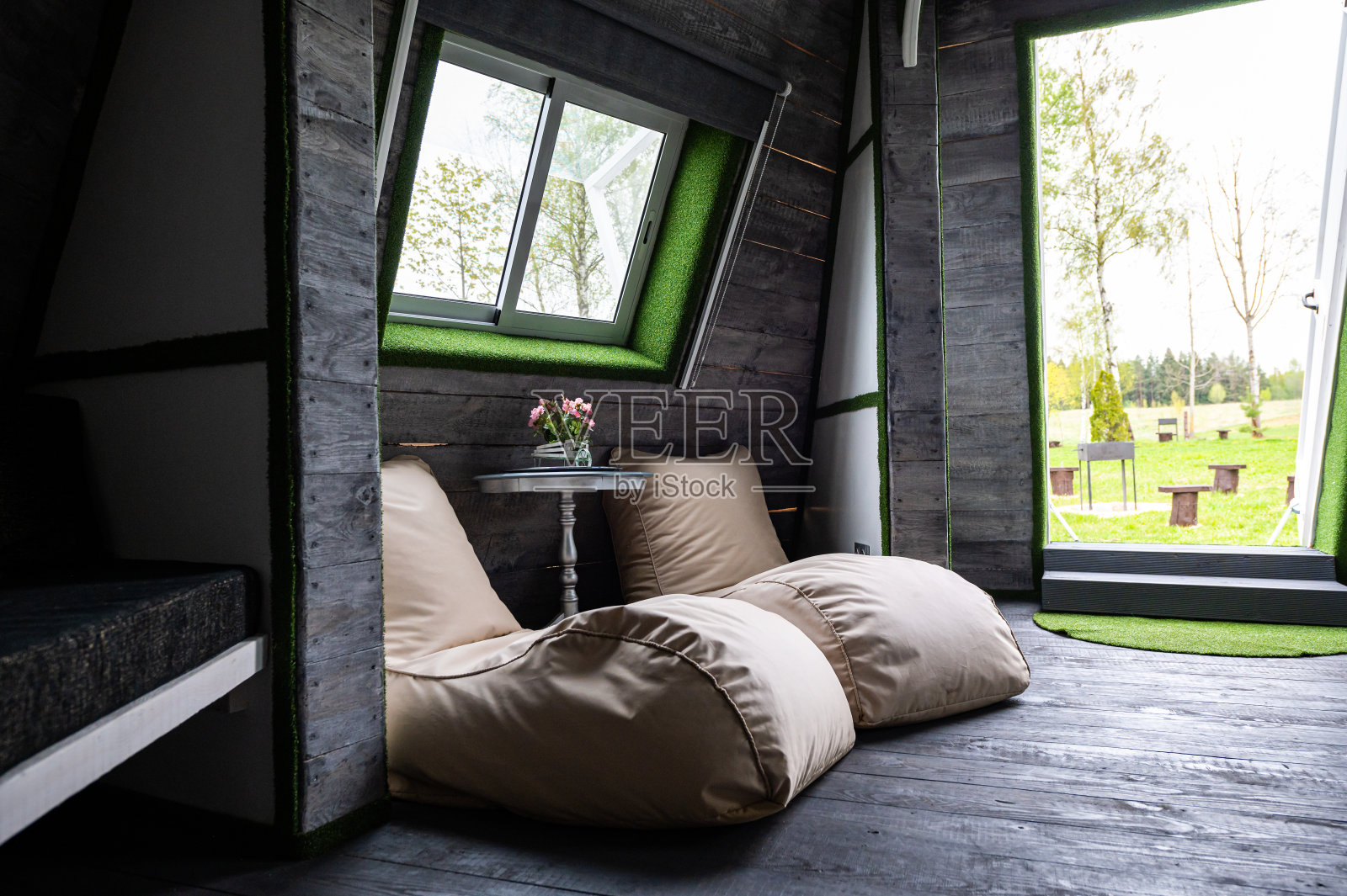 木质室内设计。避暑别墅的客厅。金字塔形状的平房。地板,墙壁,天花板,楼梯都是木头做的。原创,不寻常,乡村室内建筑设计实例照片摄影图片