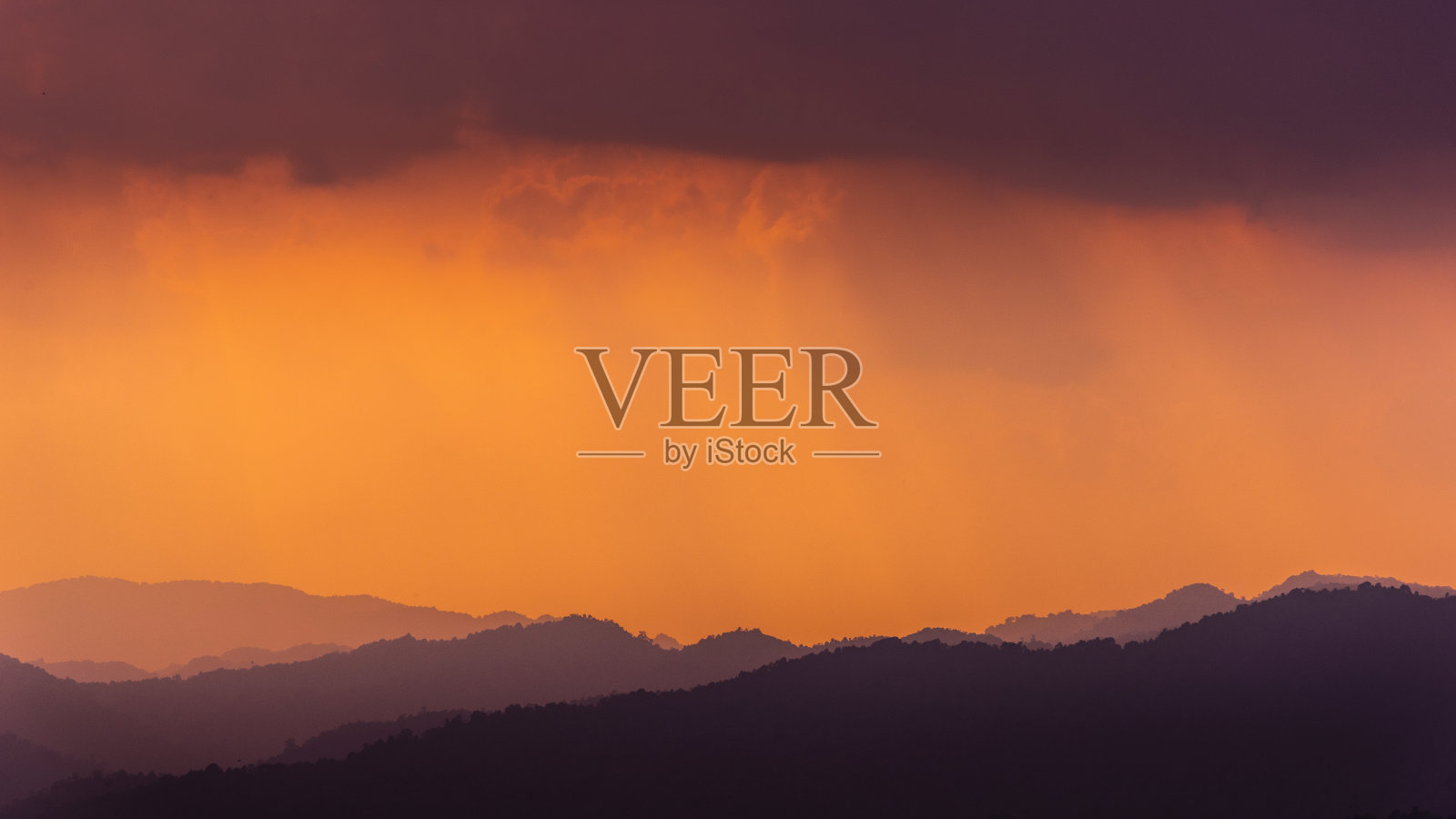 日落时分,群山和森林的剪影。照片摄影图片