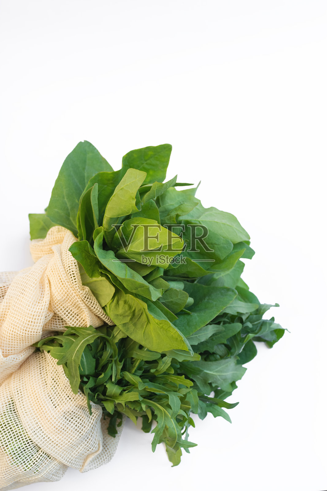 白色表面上有莴苣和菠菜照片摄影图片