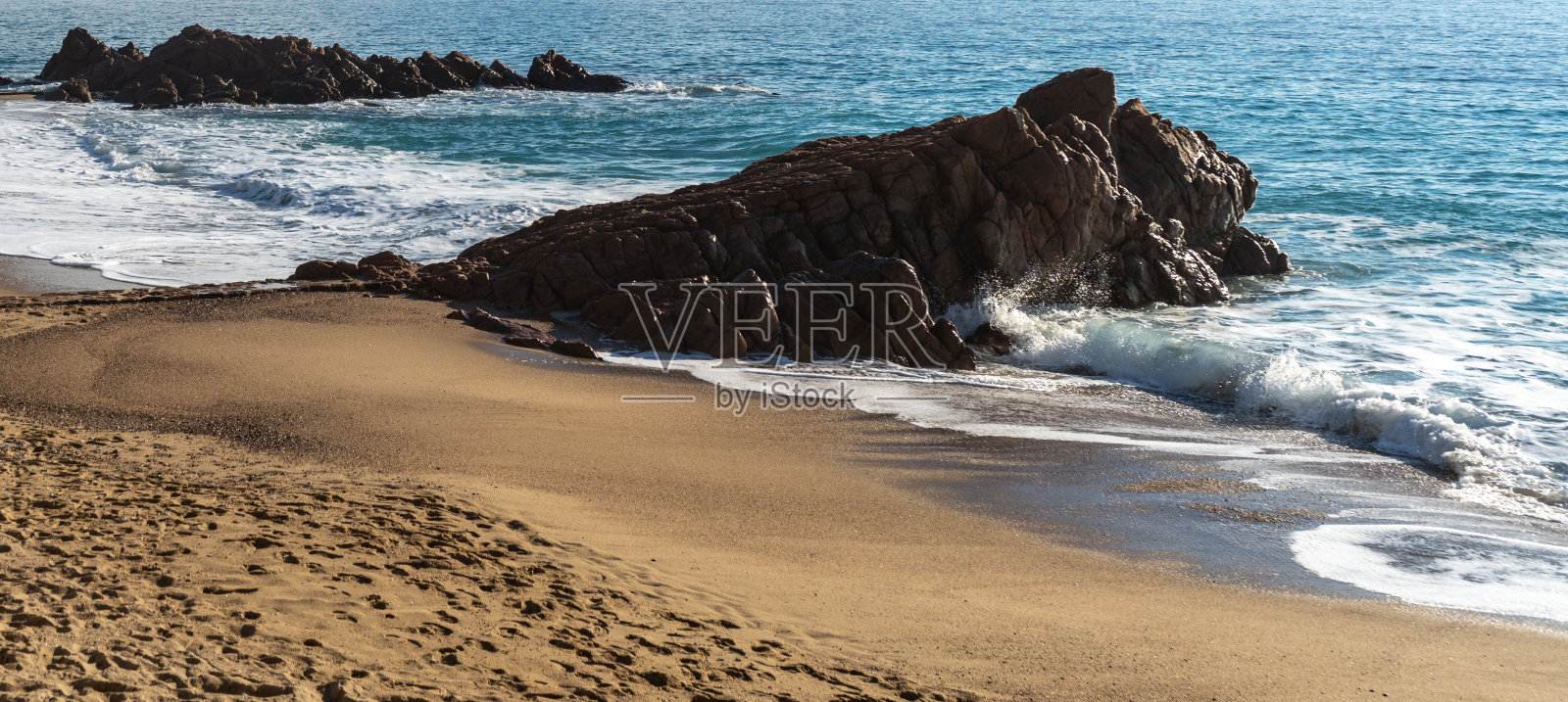 泡沫海浪,风暴在岩石海滩纹理背景,蓝色的海水,岩石海岸图案照片摄影图片