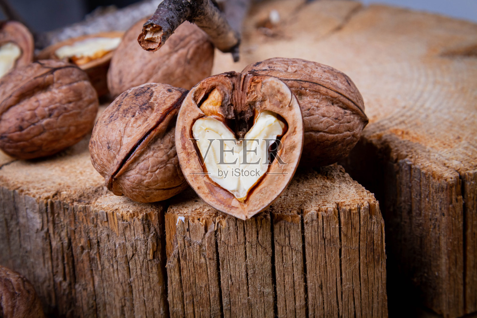 核桃。半核桃在自然背景。带壳坚果。Copyspace。照片摄影图片