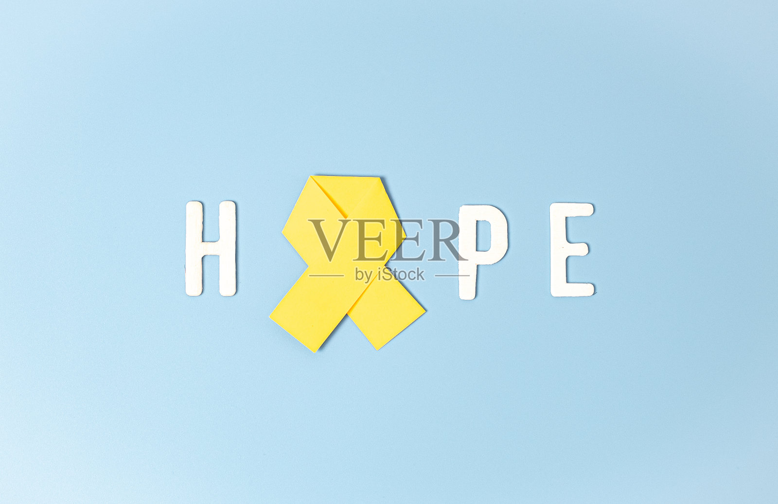 蓝色背景中“希望”字样的黄色丝带照片摄影图片