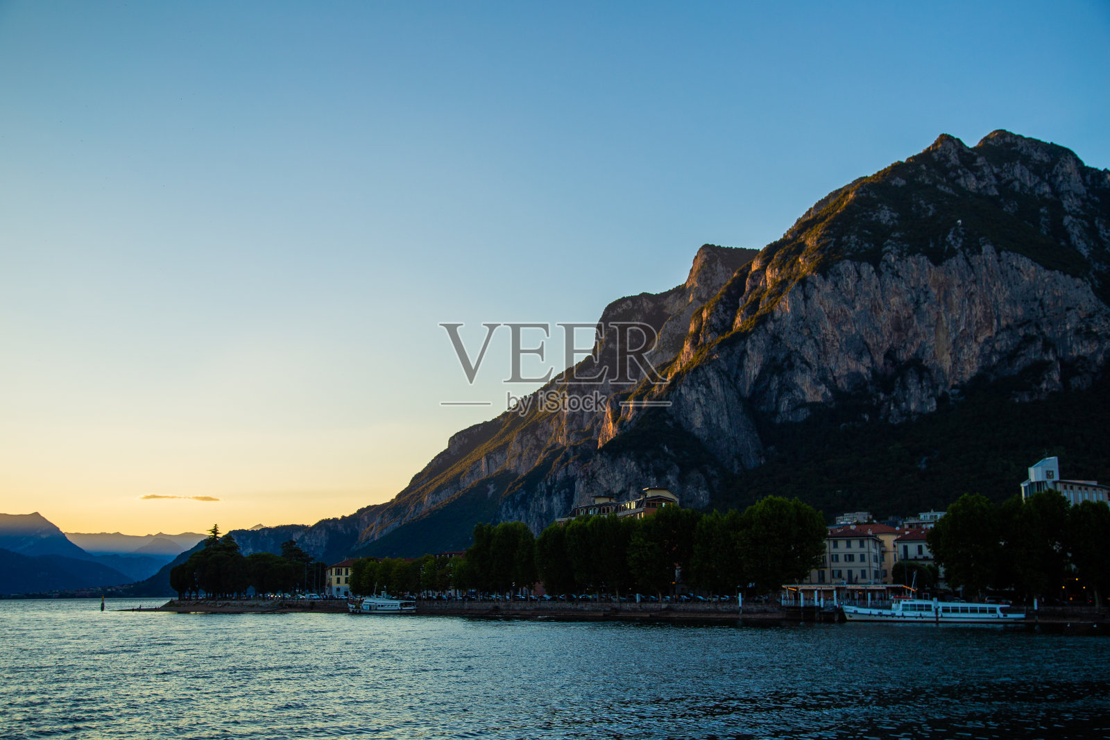 意大利北部科摩湖东南岸的莱科市的山景。照片摄影图片