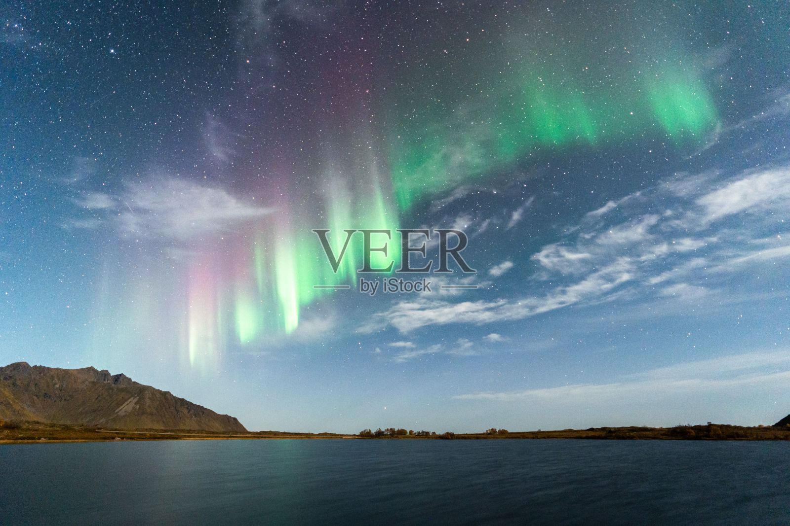 北极光将照亮天空照片摄影图片