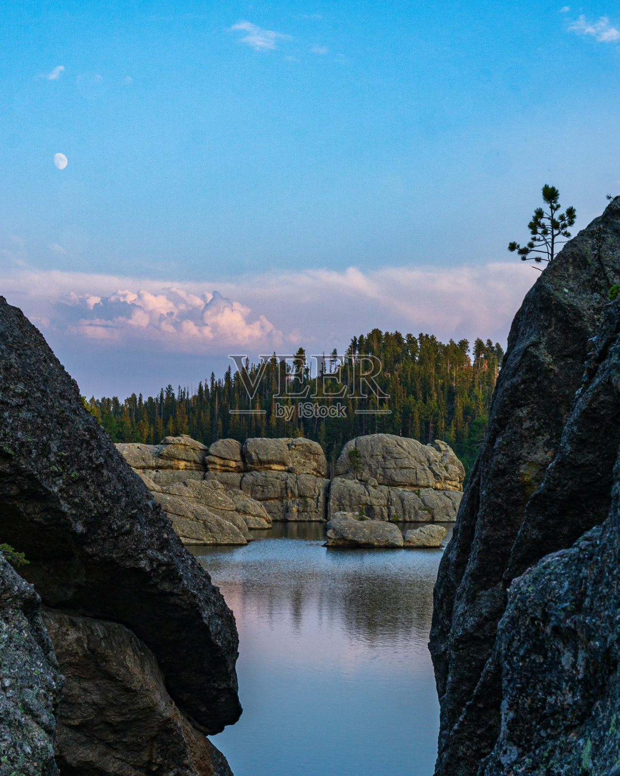 垂直拍摄湖面上的大石头照片摄影图片