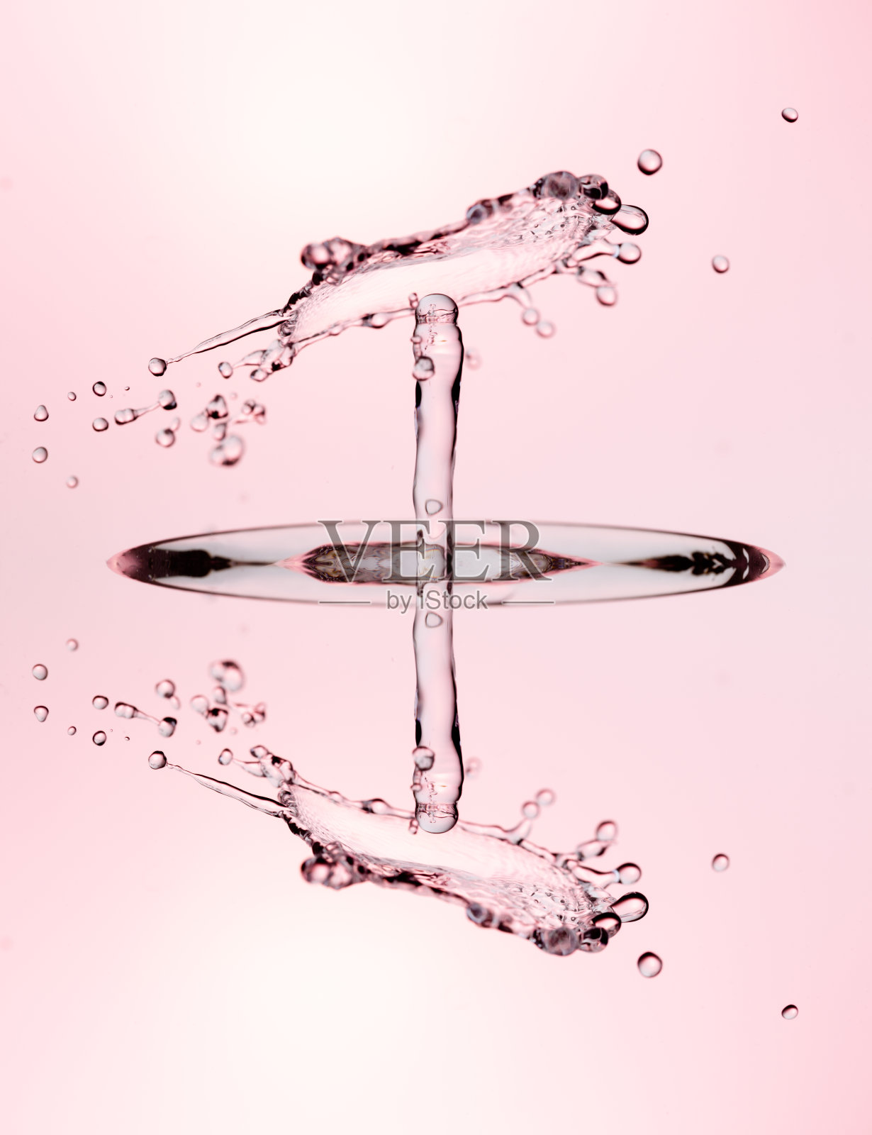 水滴飞溅,水面泛起涟漪照片摄影图片