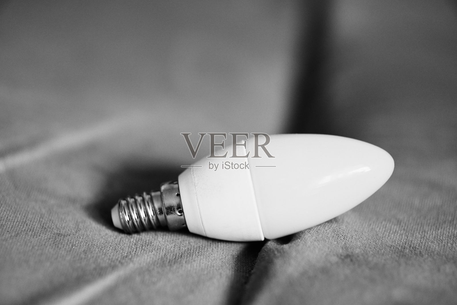 一个灯泡的黑白特写镜头照片摄影图片