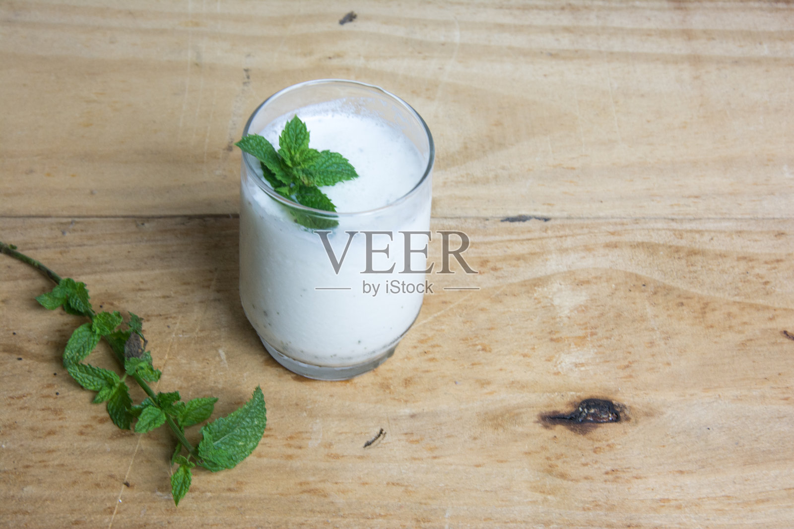 美味的酸奶在桌子上照片摄影图片