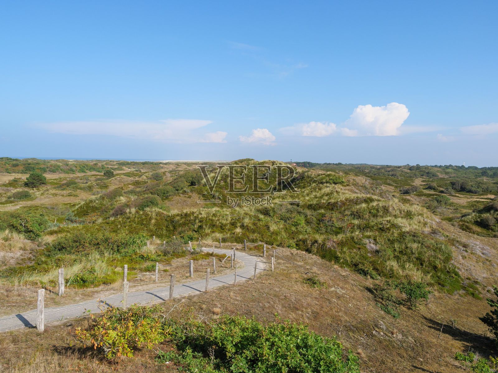 Spiekeroog镇蓝色云天下地形景观中的路径照片摄影图片