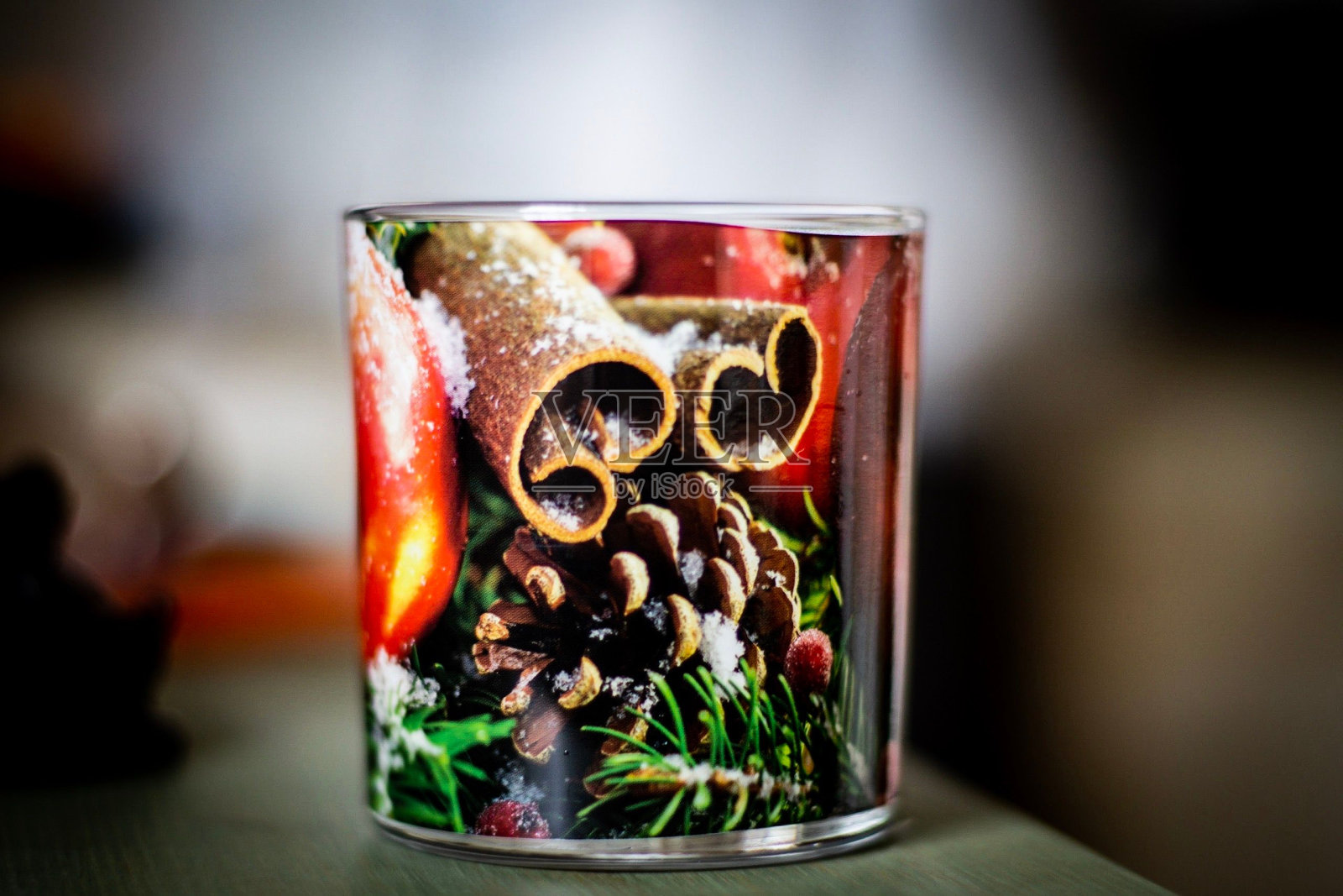 微距拍摄的印刷玻璃壶与圣诞主题的锥体和其他装饰品照片摄影图片