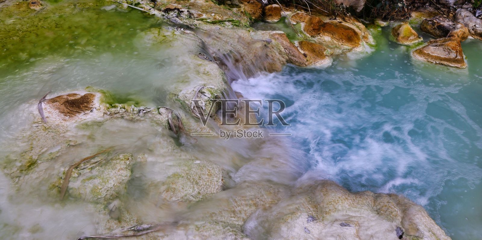 白天河流在岩石间流动的景色照片摄影图片