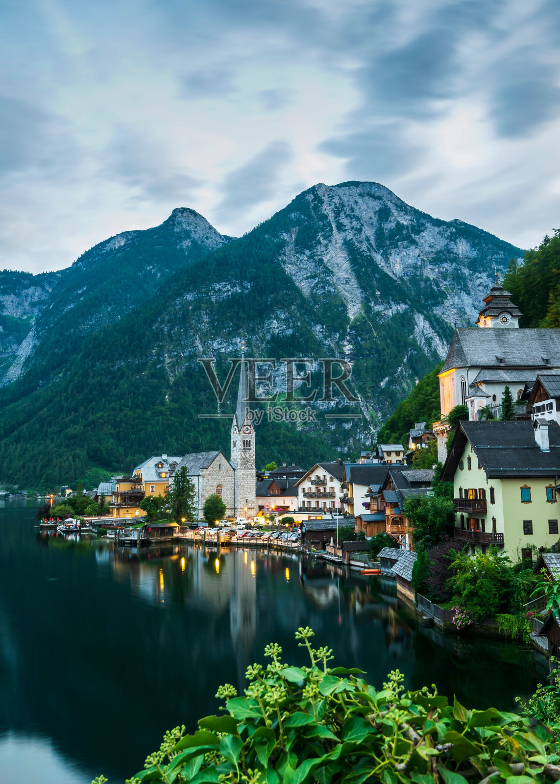 垂直拍摄的灯火通明的哈尔施塔特村,奥地利在晚上照片摄影图片
