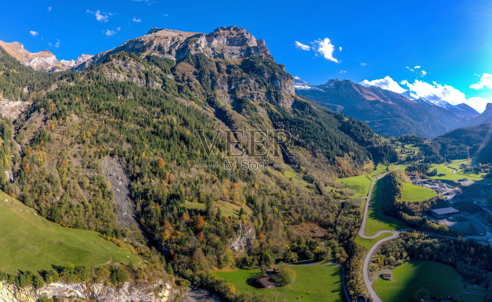 瑞士坎德尔米霍尔兹爆炸现场上方的瑞士阿尔卑斯山照片摄影图片