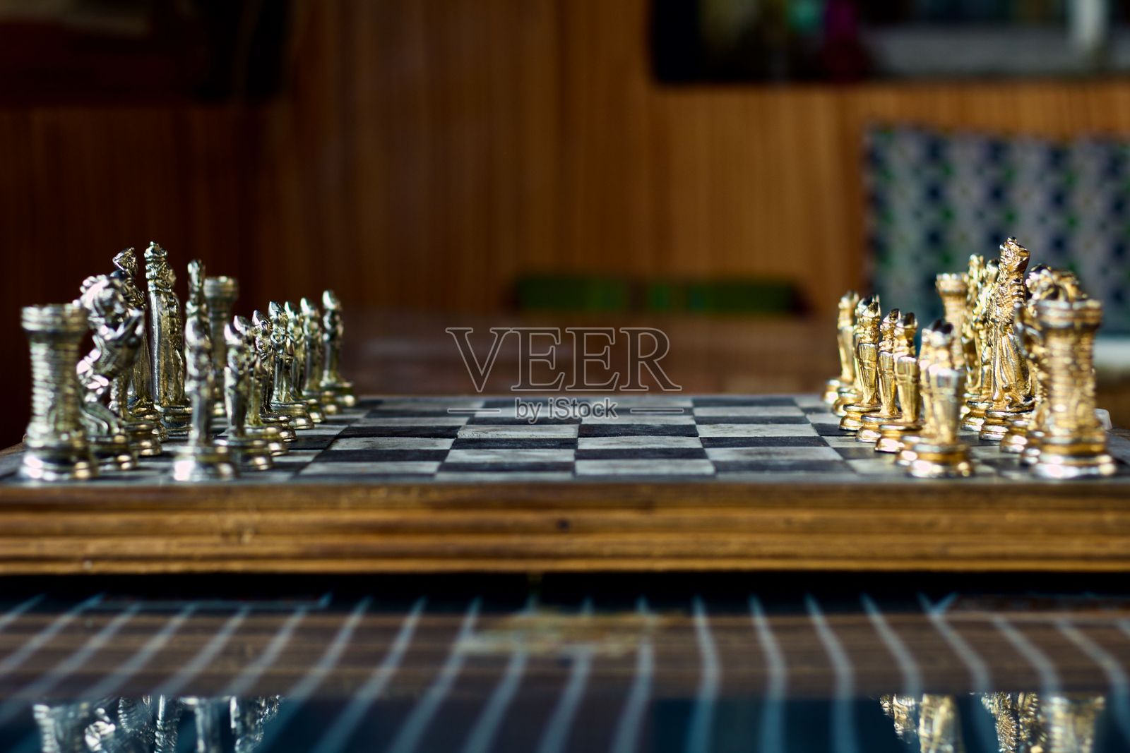 房间里摆放着金银图形的棋盘照片摄影图片