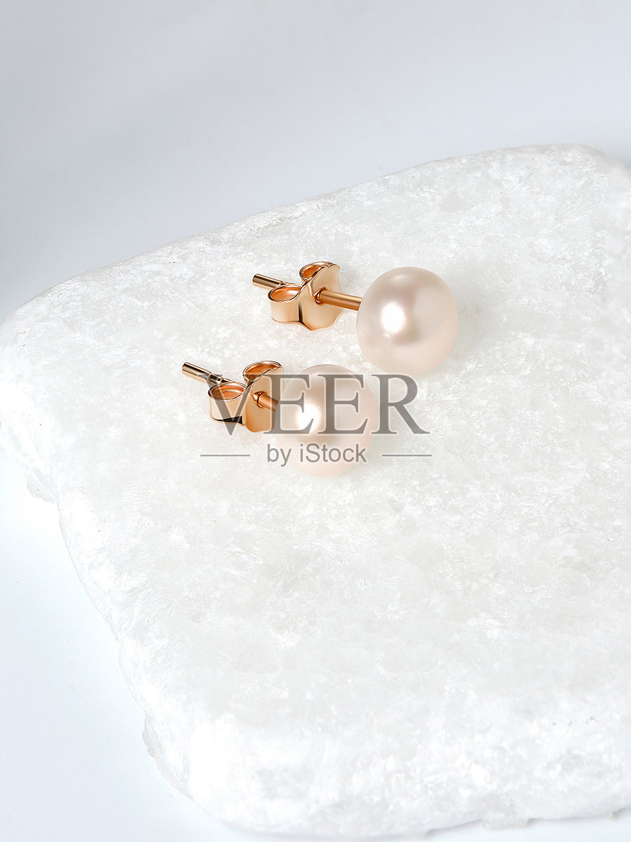 优雅的珠宝套装。镶有宝石的首饰。珠宝配件拼贴。产品静物概念。戒指、项链和耳环。照片摄影图片