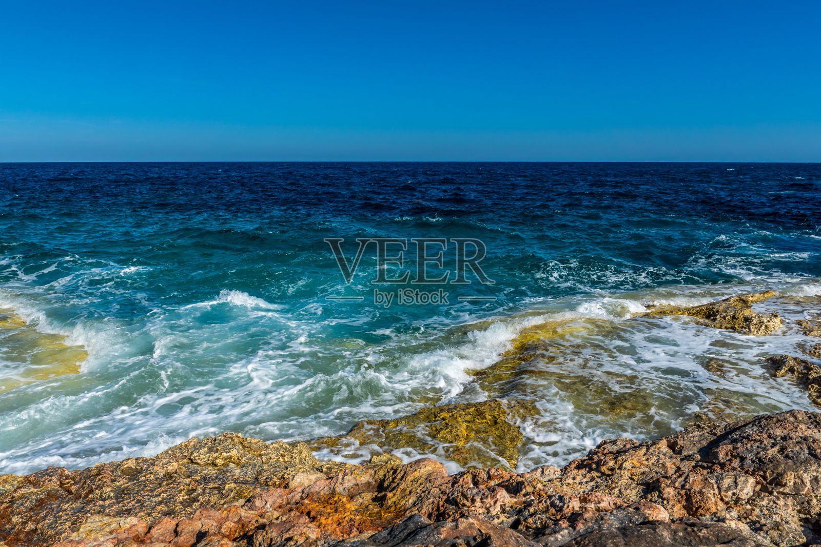 晴空万里,阳光灿烂,碧蓝的海水美丽动人照片摄影图片
