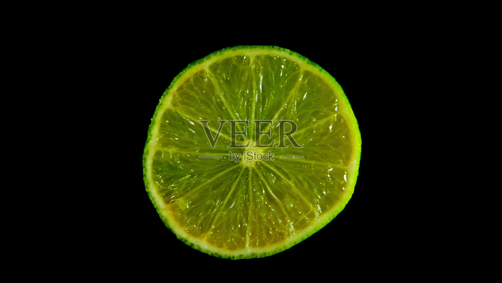 特写的切片多汁的青柠在黑色背景照片摄影图片