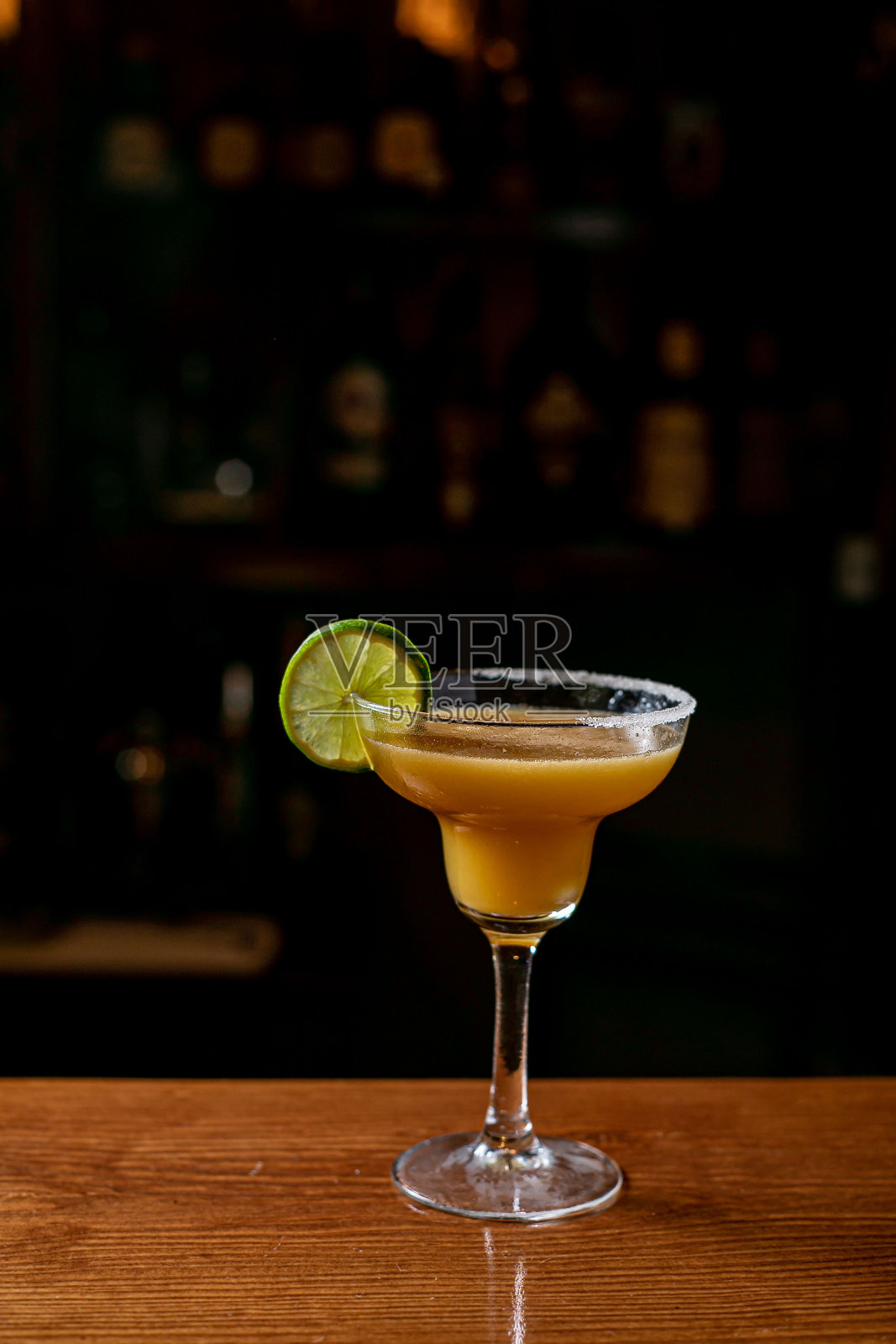 吧台上的戴基里鸡尾酒加酸橙照片摄影图片