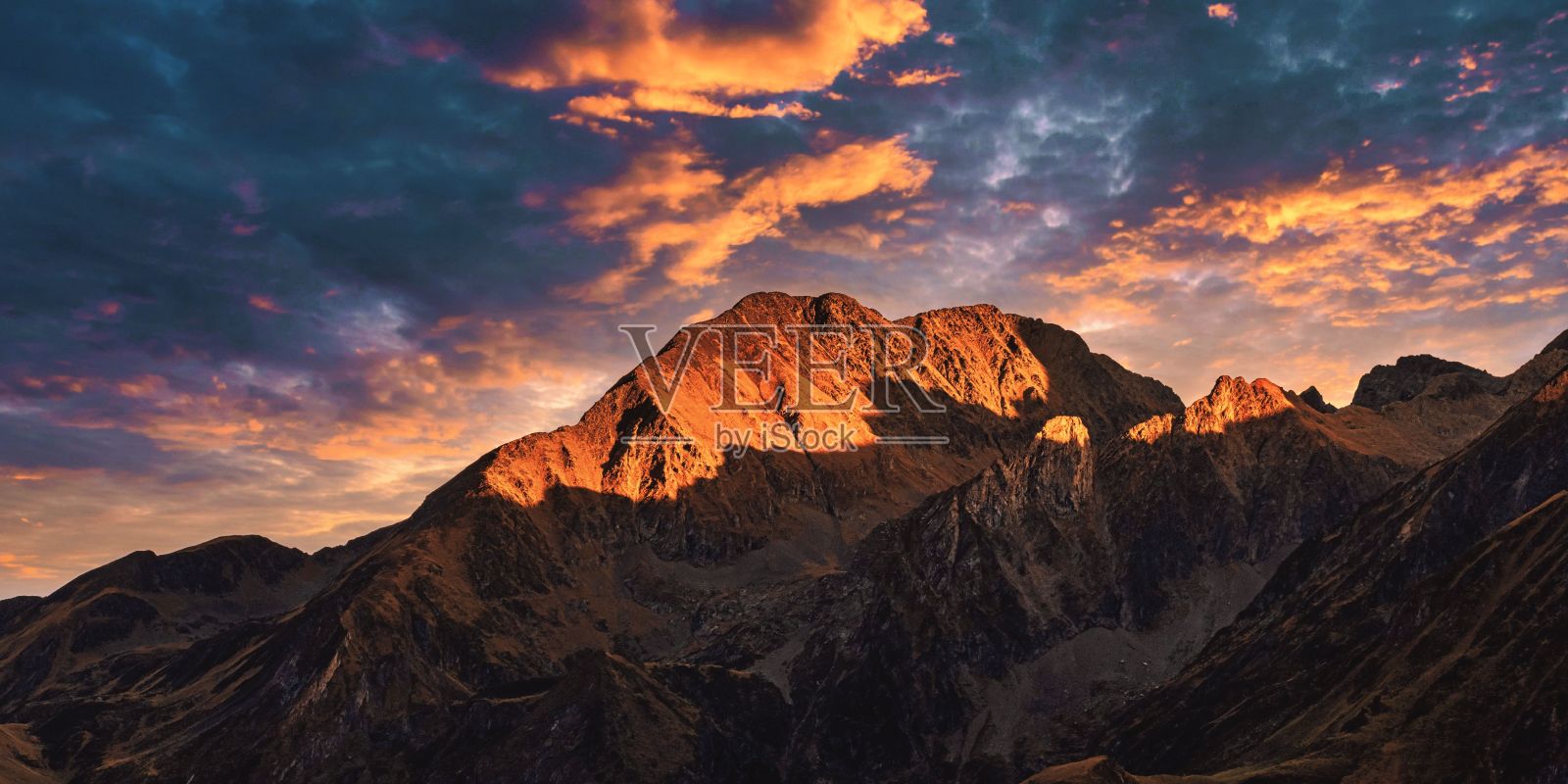 欧洲比利牛斯山脉在日落时分被阳光照亮的全景照片照片摄影图片