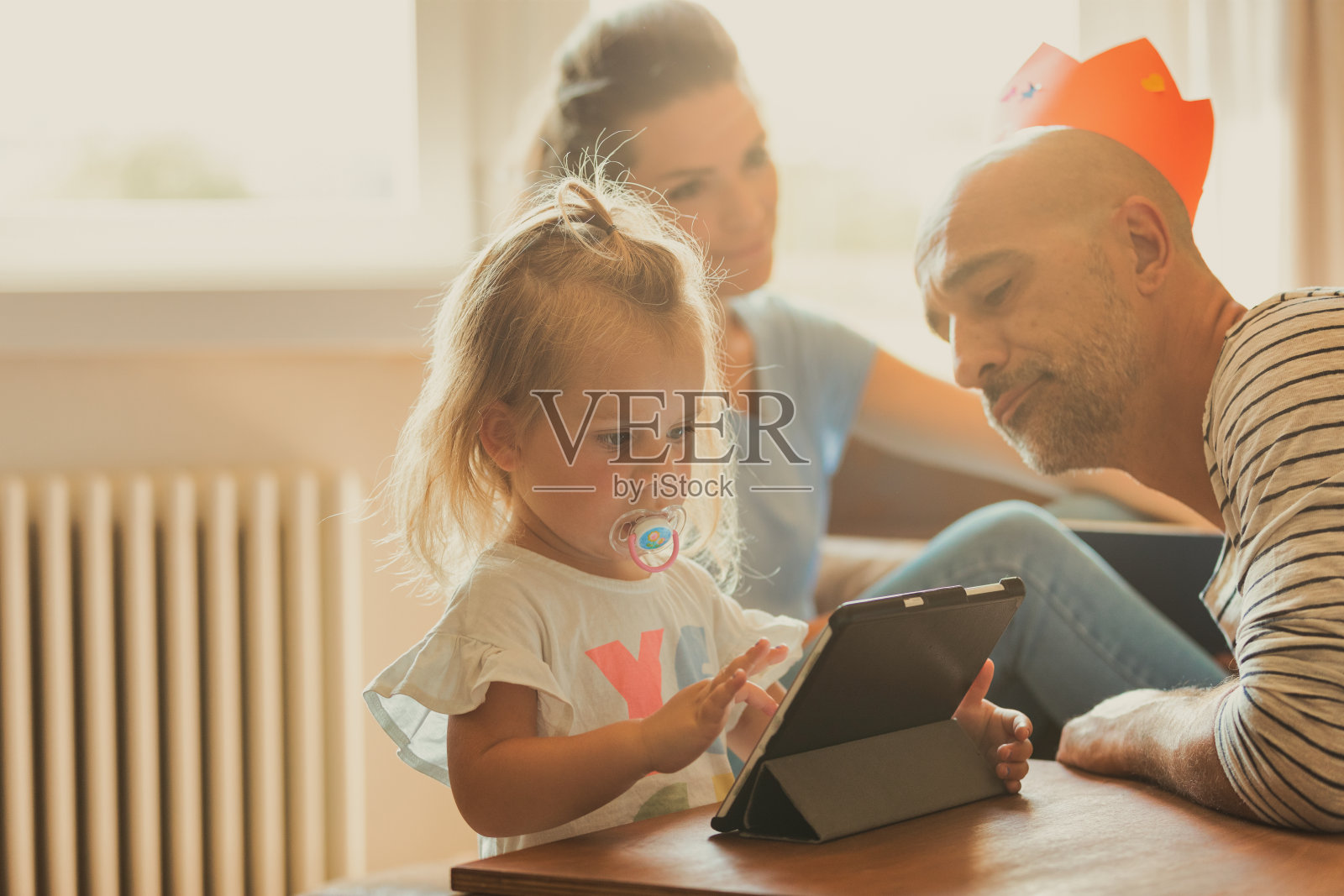 父亲给女儿看最近旅行的照片照片摄影图片