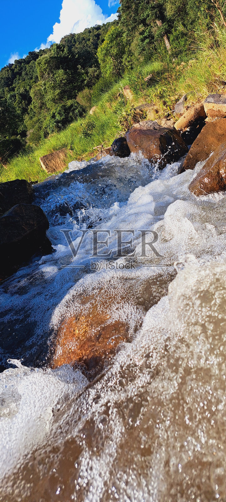全景拍摄的河流与岩石照片摄影图片