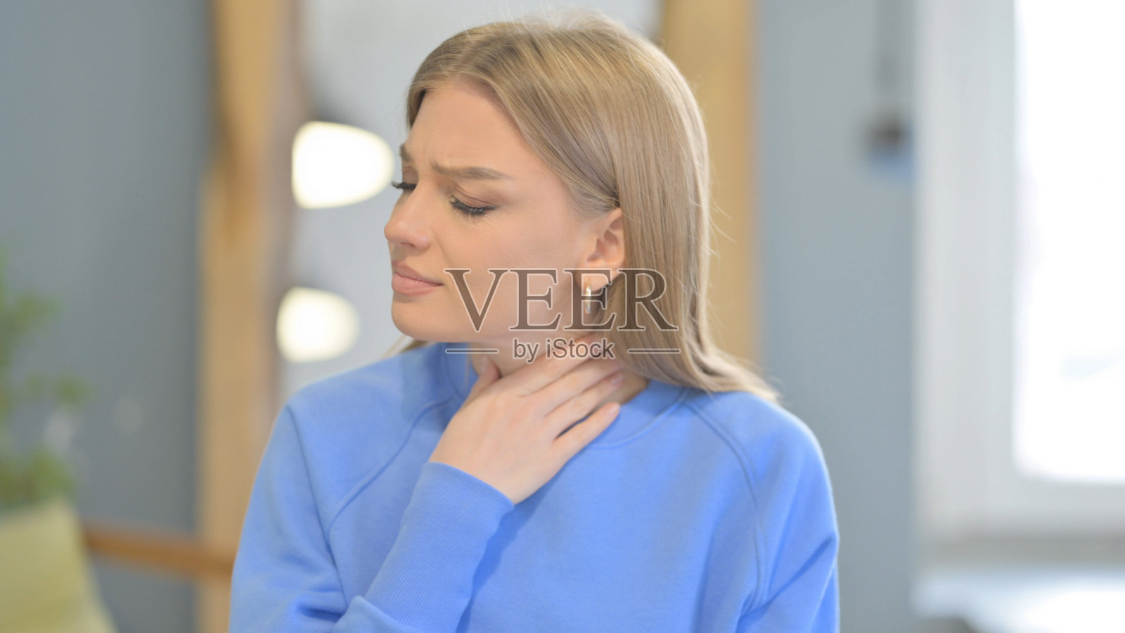 患有咳嗽的妇女肖像照片摄影图片