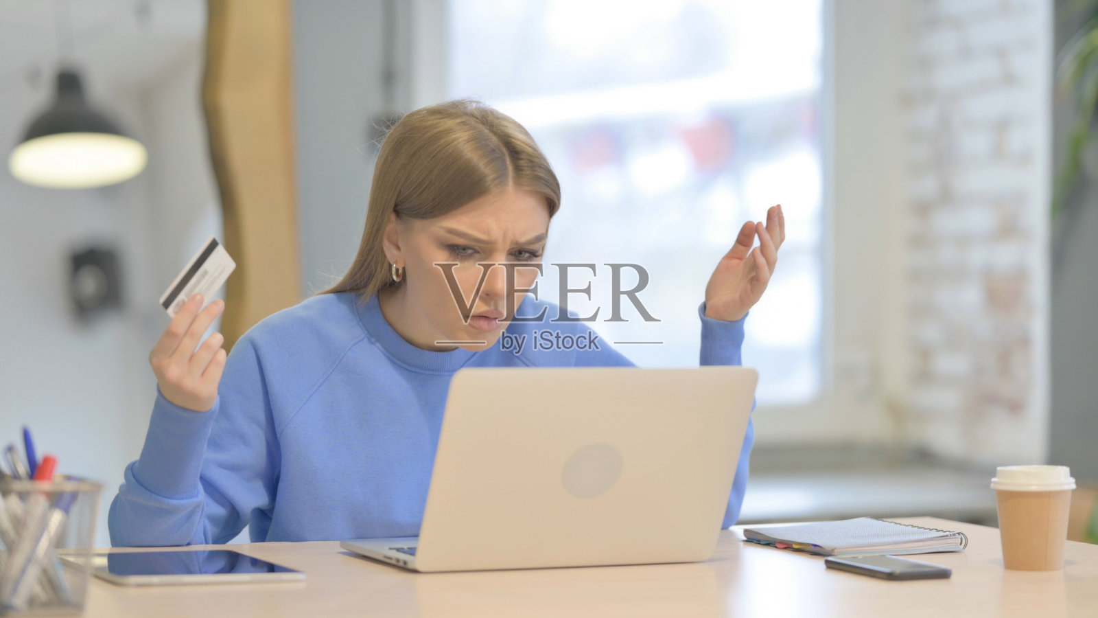 一名女子在笔记本电脑上无法在线支付照片摄影图片