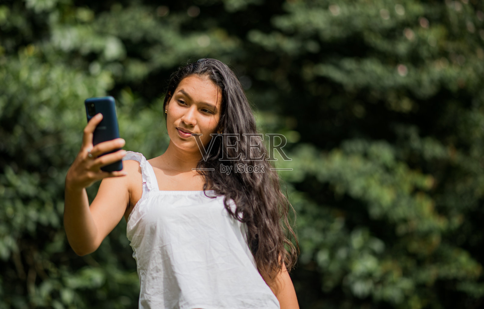 年轻女子在户外照片摄影图片