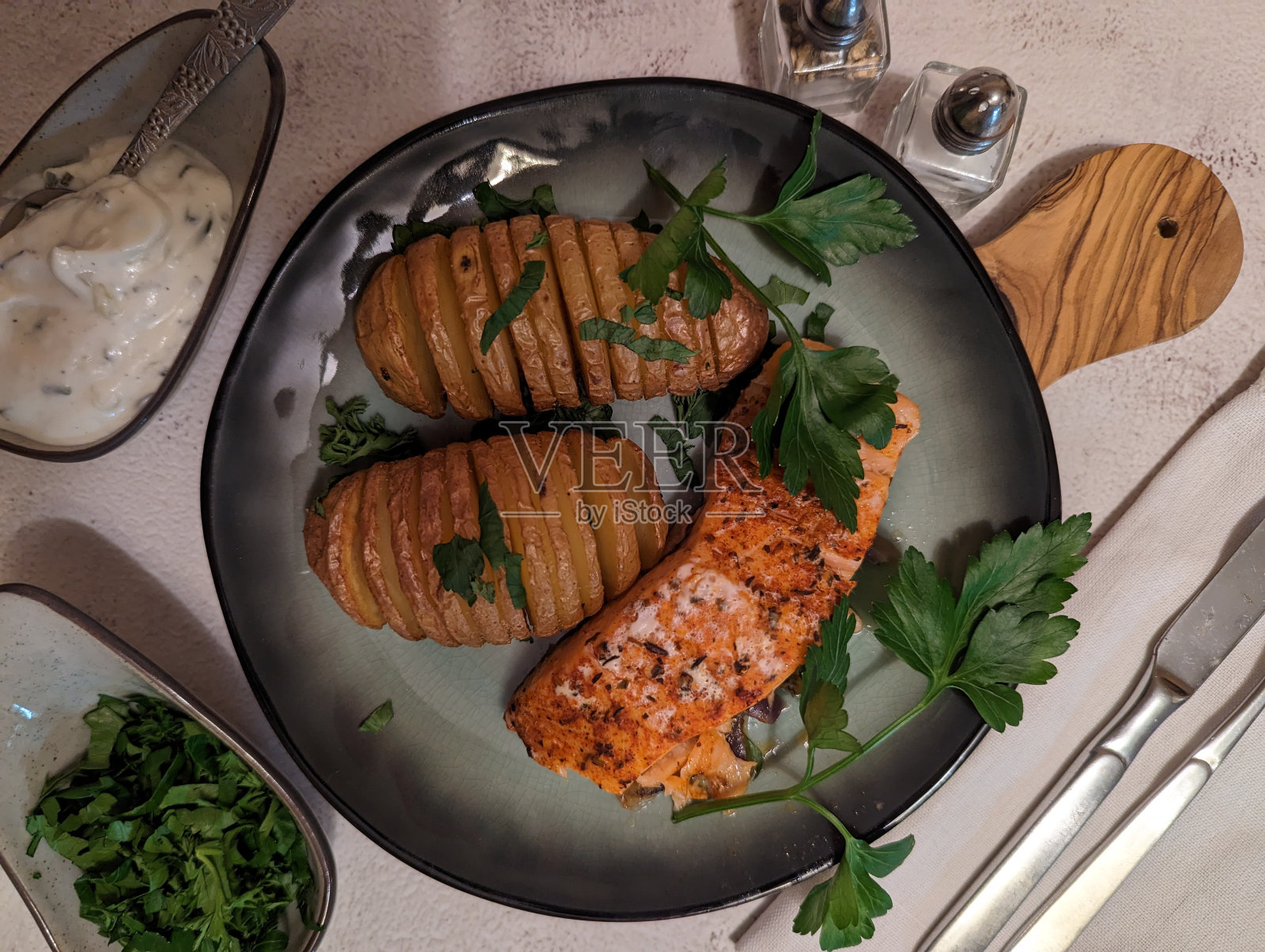 烤土豆配烤鲑鱼照片摄影图片