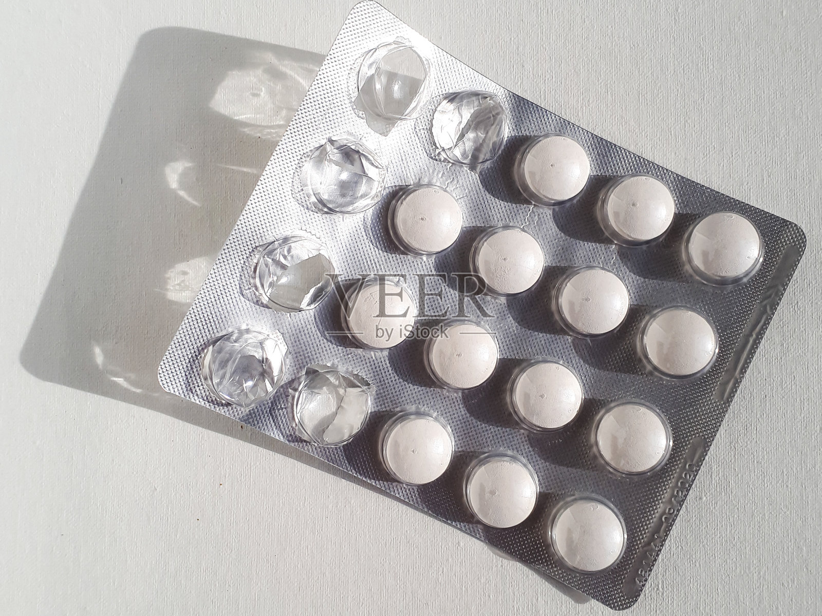 开始水泡与白色药丸在白色背景照片摄影图片