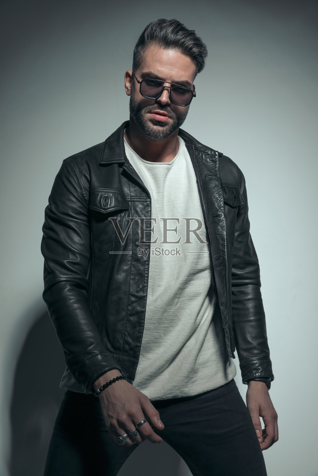 随意的男人摆出性感的姿势照片摄影图片