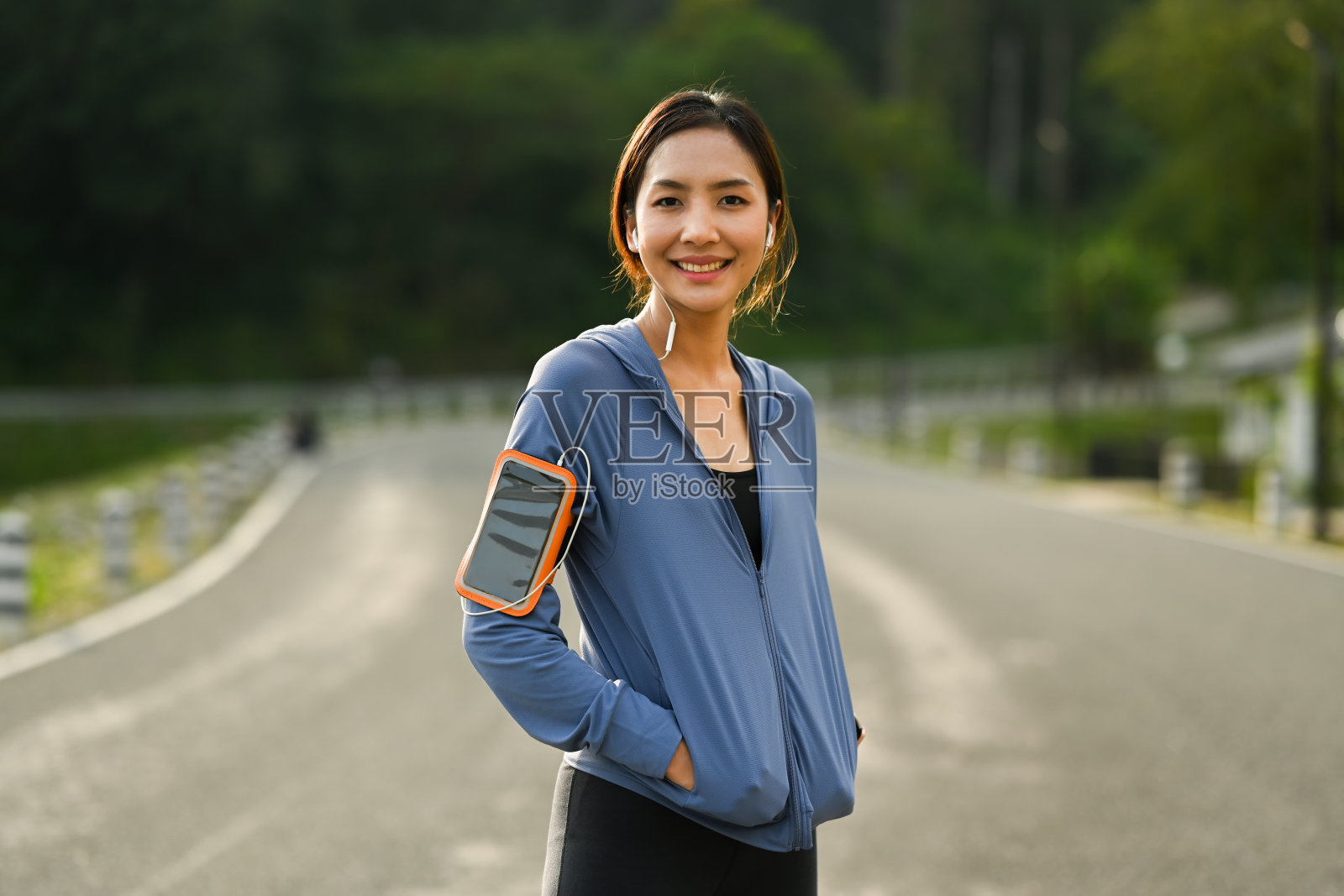 华丽的运动女人在公园锻炼期间休息。健康的生活方式,锻炼和健康理念。照片摄影图片