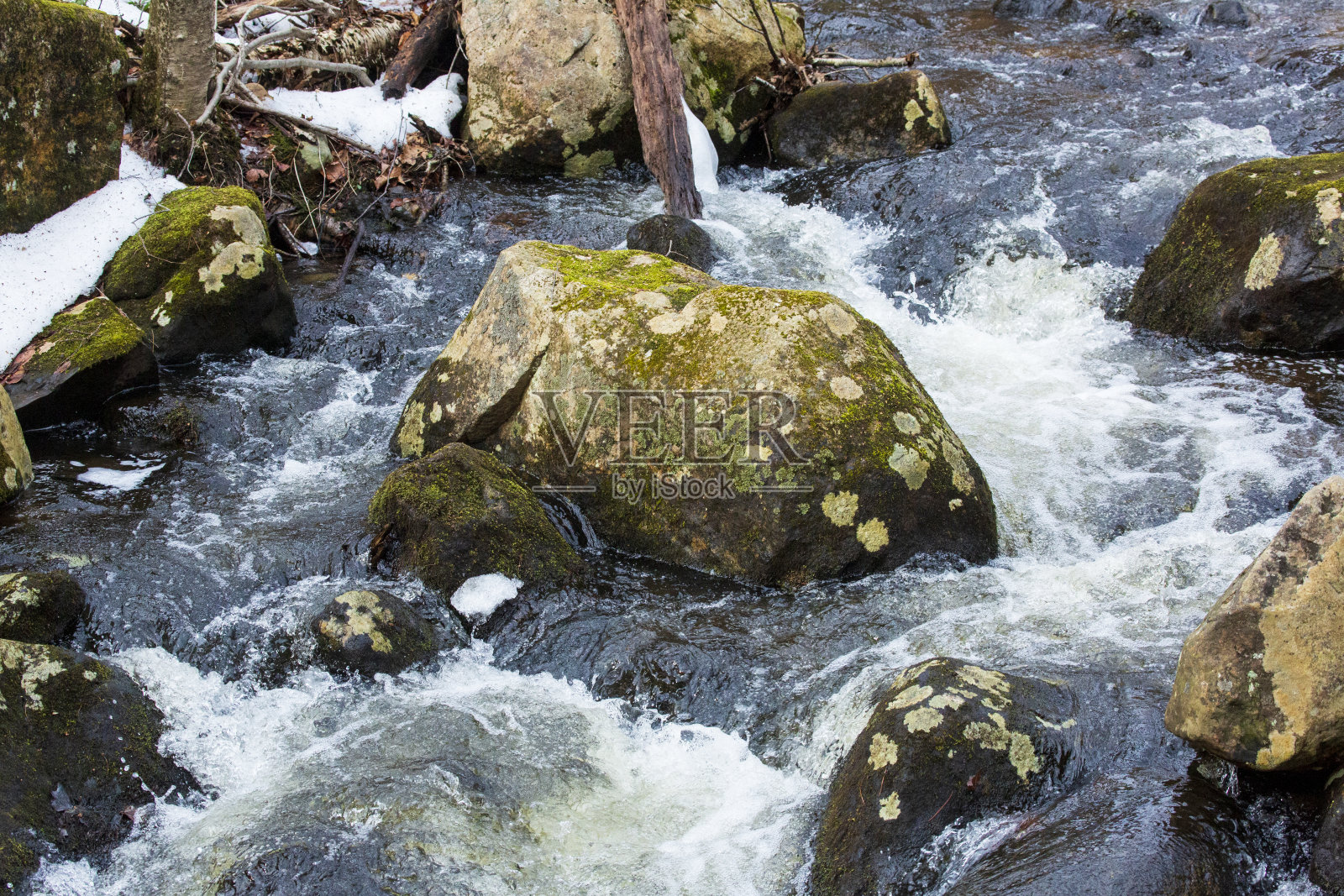 马塞诸塞州蒙森市坦普尔布鲁克保护区的湍急水流。照片摄影图片