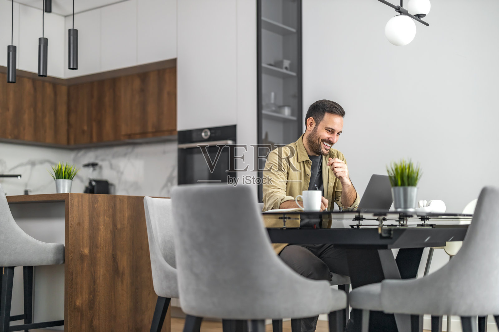 男子使用笔记本电脑,写电子邮件,在线会议或在线支付照片摄影图片