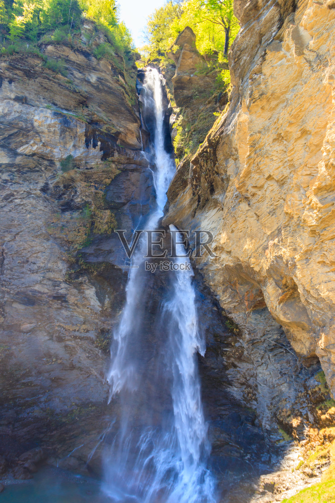 瑞士伯尔尼高原地区的莱辛巴赫瀑布照片摄影图片