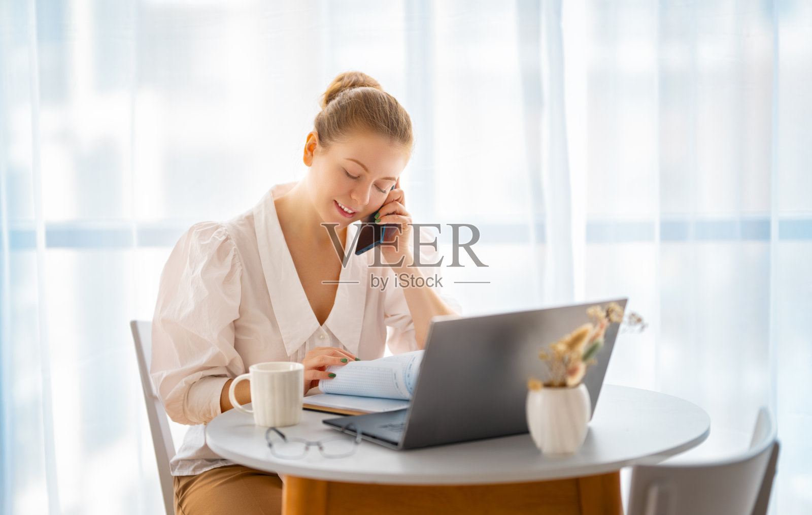 在办公室工作的女人照片摄影图片