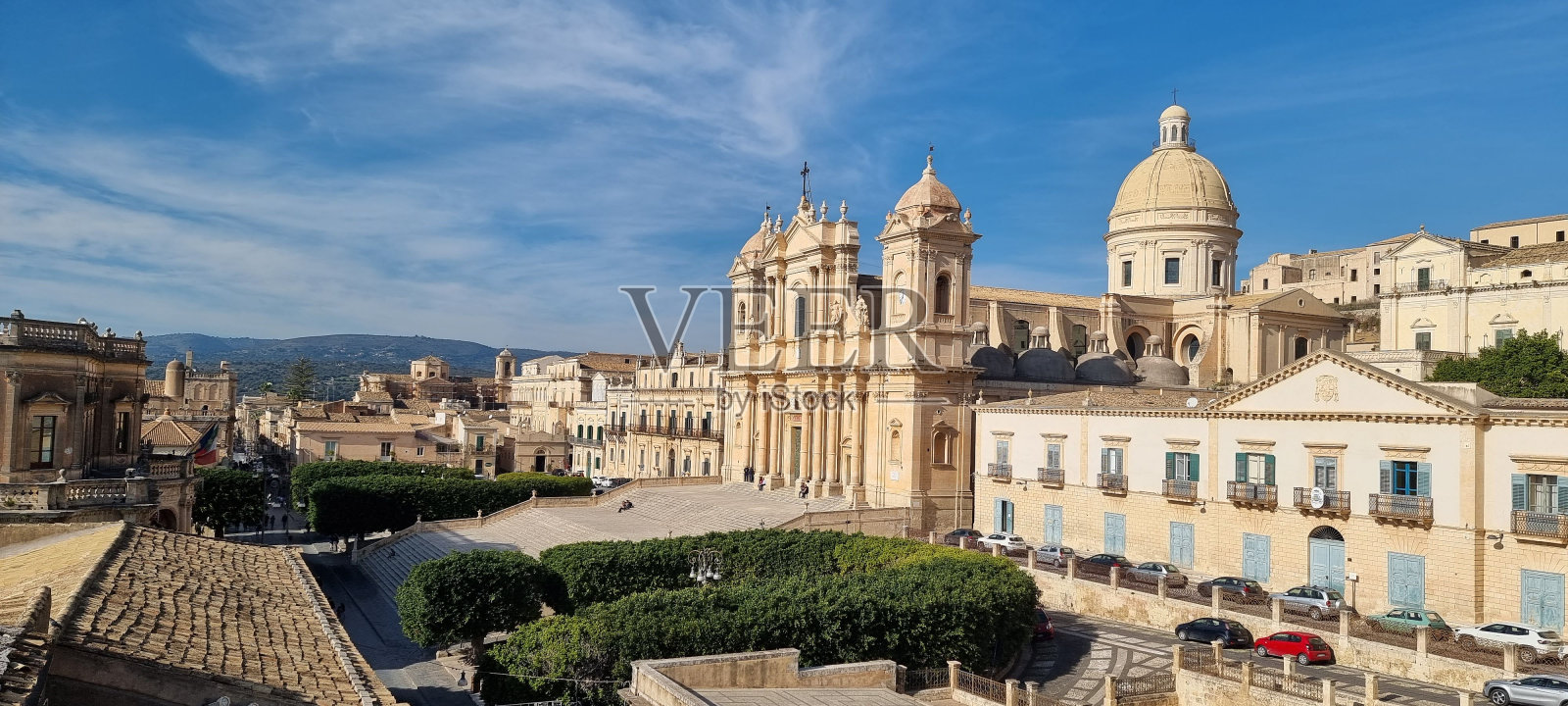 意大利诺托的诺托大教堂全景,蓝天照片摄影图片
