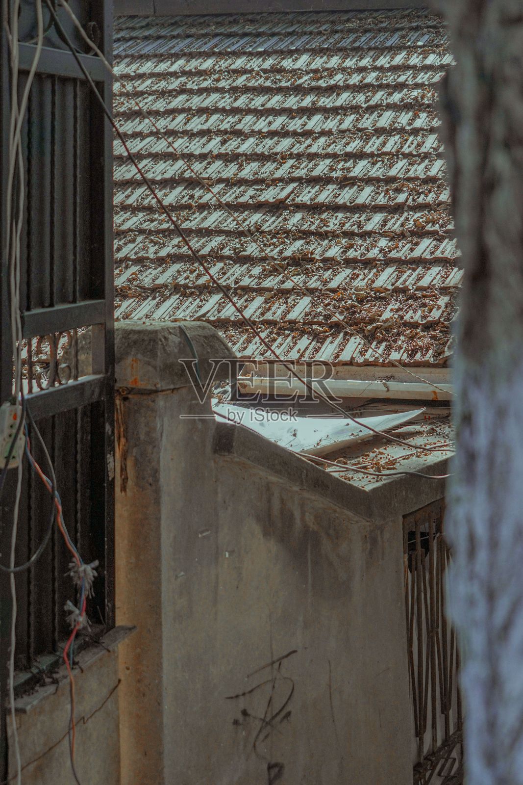 在一个阳光明媚的日子里,一条狭窄街道上的一座老建筑的屋顶的垂直特写镜头照片摄影图片