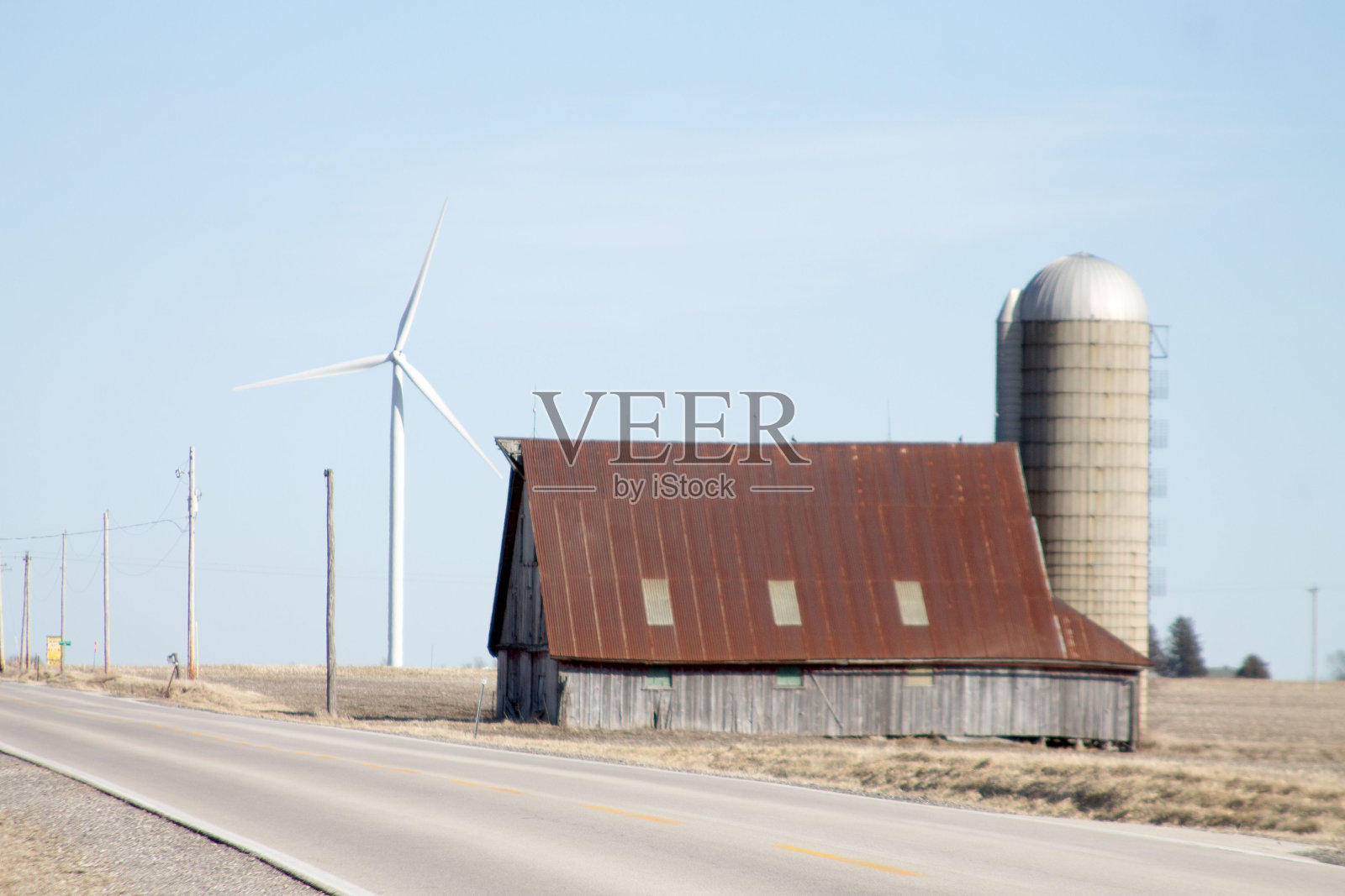 筒仓被风车包围照片摄影图片