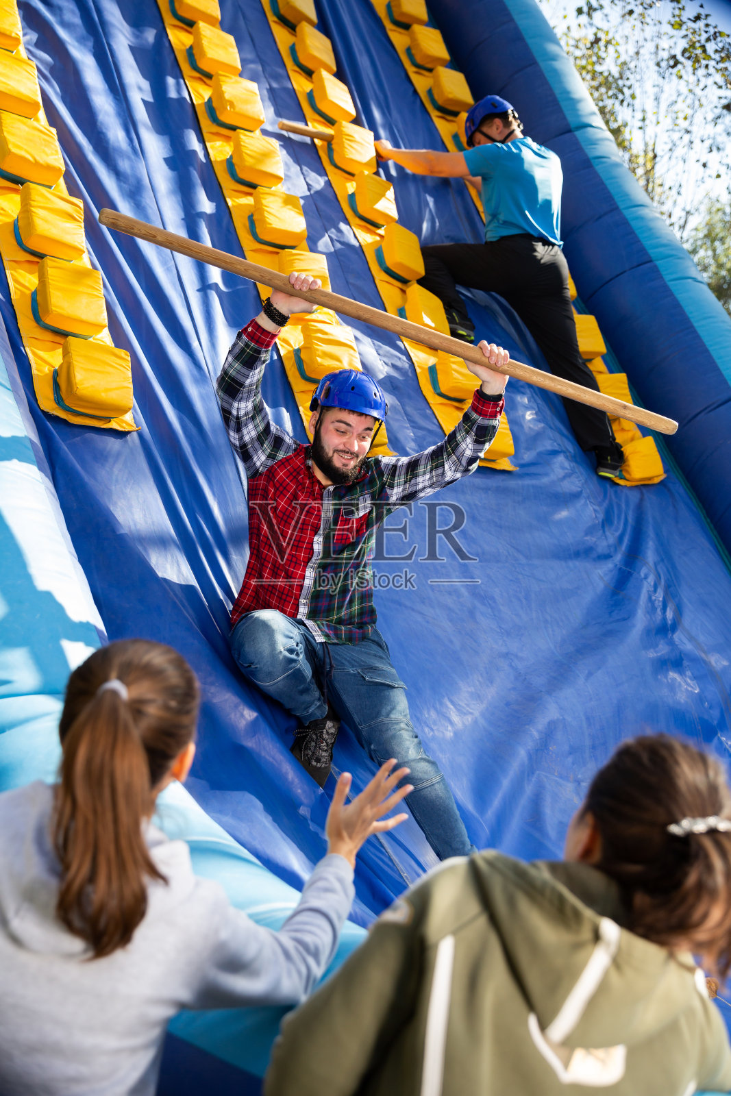 朋友们愉快地通过障碍赛照片摄影图片