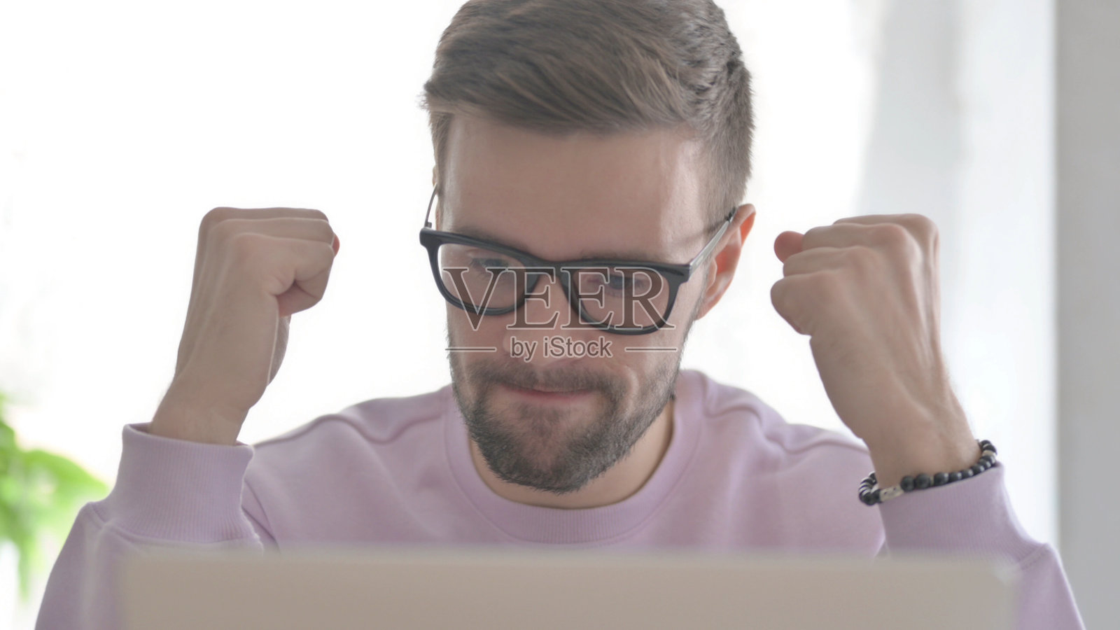 一个年轻人在笔记本电脑上对损失的反应特写照片摄影图片