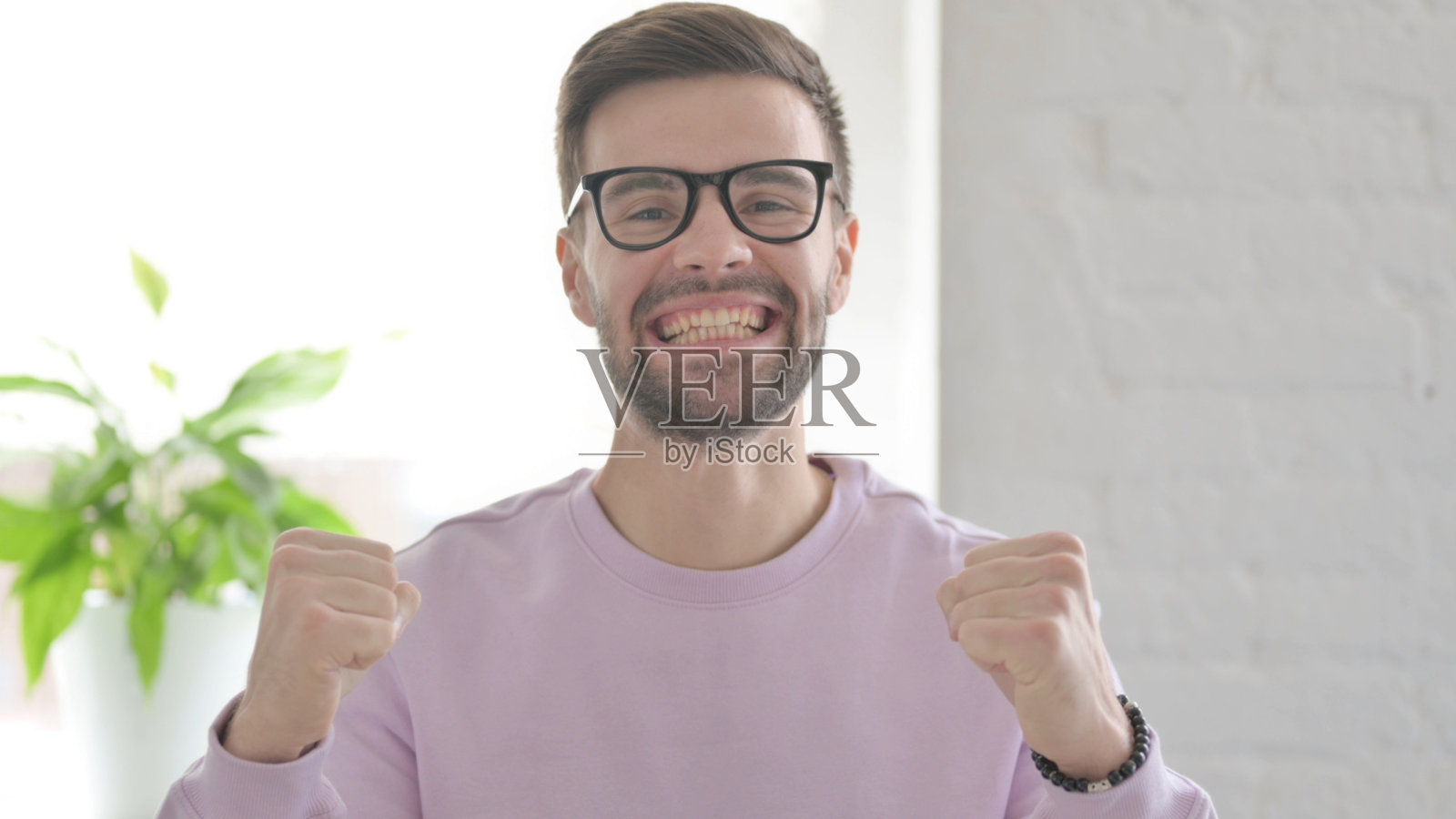 兴奋的年轻人庆祝成功的肖像照片摄影图片