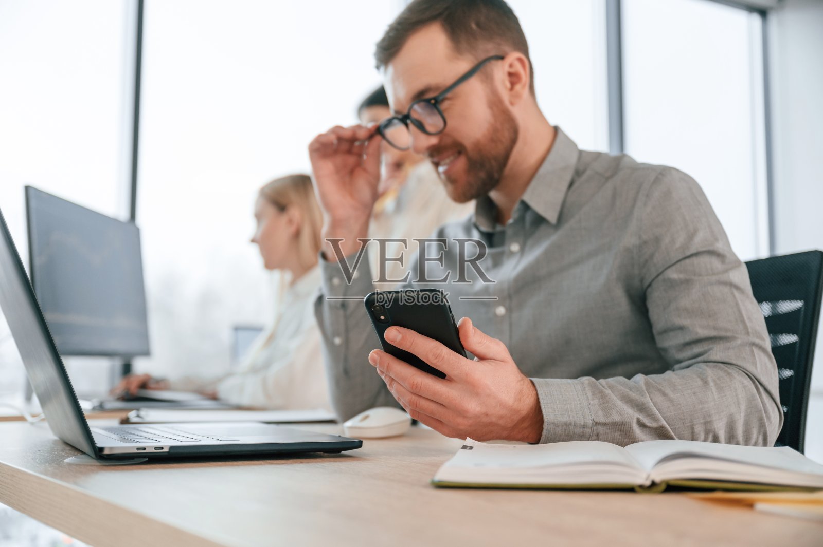 坐着的人的侧面。成功的团队都是在办公室里一起工作。商业概念照片摄影图片